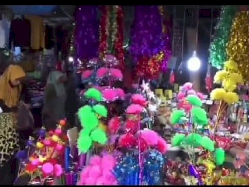 Warga ramai-ramai berburu pernak-pernik di pasar Sentral Sungguminasa Kabupaten Gowa, Sulawesi Selatan, jelang  Menyambut maulid Nabi Muhammad SAW, Senin (16/9/2024). @Jejakfakta/Samsir