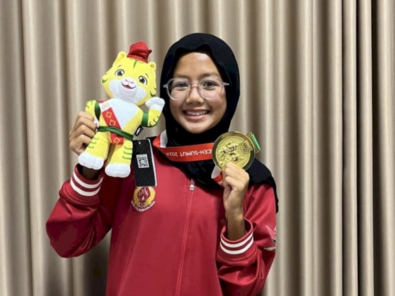 Siswi Madrasah Tsanawiyah Negeri (MTsN) 1 Kota Makassar, Khansa Fathiyyah Zahrani Saman meraih medali emas pada ajang Pekan Olahraga Nasional (PON) XXI Aceh - Sumut tahun 2024. @Jejakfakta/dok. Ist.