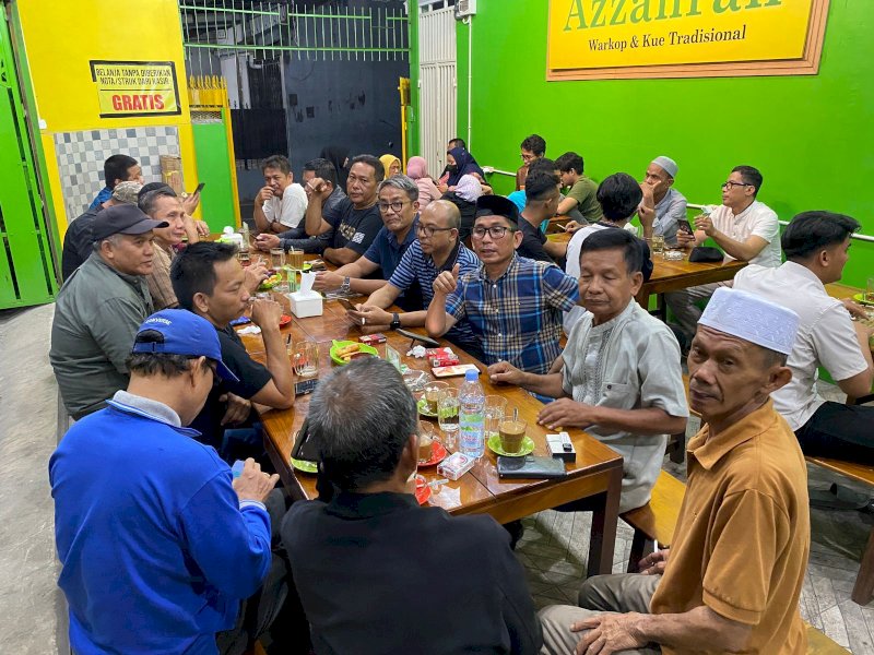  Muchlis Misbah dengan mengumpulkan puluhan tokoh masyarakat dari beberapa Kelurahan yang ada di Kecamatan Rappocini, Senin (16/9/2024) malam. @Jejakfakta/dok. Ist.