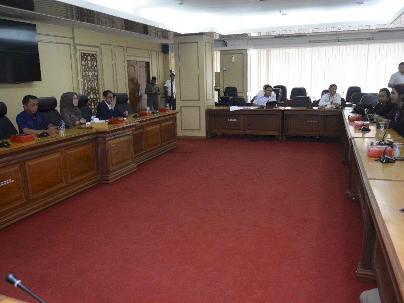 Ketua Ikatan Jurnalis Televisi Indonesia (IJTI) Sulawesi Selatan, Andi Mohammad Sardi, menyampakan sikap terkait penolakan hasil seleksi Komisioner KPID Sulsel yang dinilai cacat prosedural di depan pimpinan dan Badan Kemormatan (BK) DPRD Sulsel. @Jejakfakta/dok. Ist.