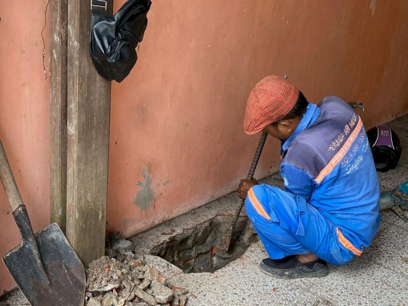 Tim PDAM Makassar verifikasi faktual calon pelanggan untuk pemasangan baru PDAM dengan biaya subsidi.