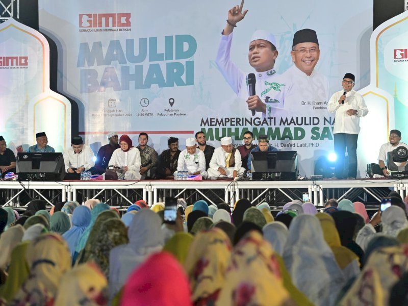 Pembina GIMB, Ilham Arief Sirajuddin (IAS), saat memberi sambutan pada acara Gerakan Ilham Membawa Berkah (GIMB) menggelar maulid bahari di Pelita Pelabuhan Paotere, Rabu malam, (18/9/2024). @Jejakfakta/Reza Arifuddin