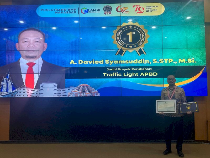 Sekretaris Daerah Maros A. Davied Syamsuddin, meraih Juara 1 Proyek Perubahan pada Pameran Implementasi Proyek Perubahan Pelatihan Kepemimpinan Nasional Tingkat II angkatan XII di Auditorium Hasanuddin Puslatbang KMP LAN RI Makassar, Kamis (19/09/2024). @Jejakfakta/dok. DisKominfo-SP Maros