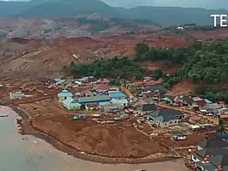 Pengerukan sumber daya alam, seperti tambang nikel, merusak lingkungan alam dan mata pencaharian masyarakat kecil jangka panjang, seperti penampakan dampak tambang nikel di Kabupaten Konawe Utara, Sulawesi Tenggara ini. (Dok. TEMPO).