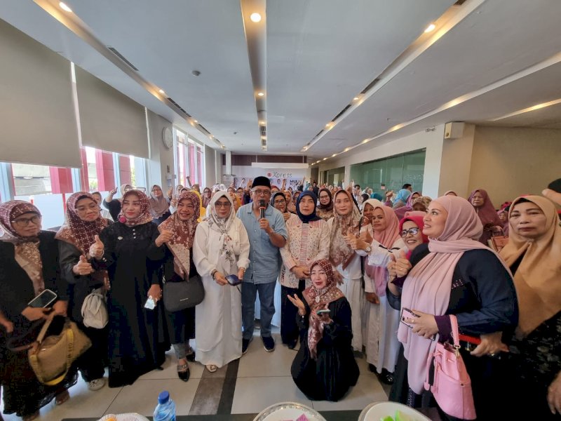 Ilham Arief Sirajuddin selaku ketua Tim Pemenangan MULIA, bersama warga Masalle memperingati Maulid Nabi Muhammad SAW, yang digelar di Amaris Pettarani, Sabtu, (21/09/2024). @Jejakfakta/dok. Istimewa