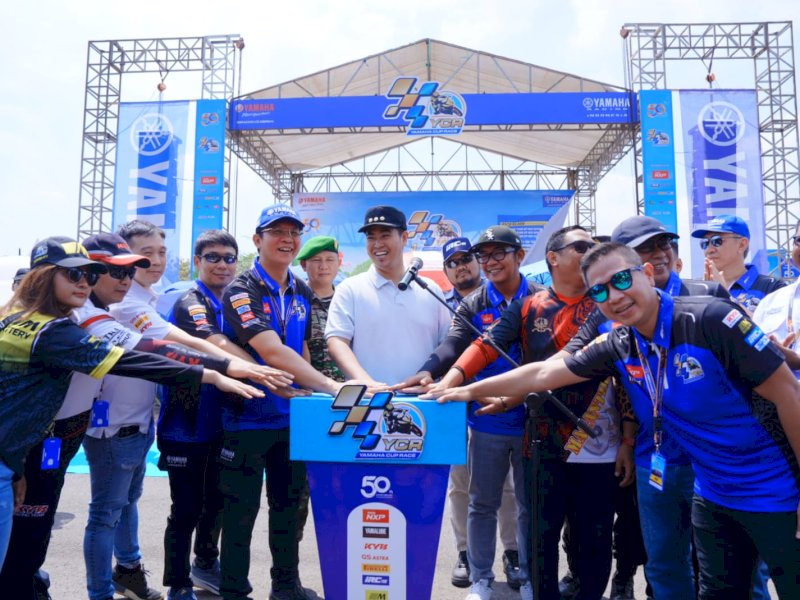 Bupati Pangkep, Muhammad Yusran Lalogau (MYL) hadir membuka dan menyaksikan  244 pembalap motor dari berbagai wilayah di Indonesia adu cepat di sirkuit Sobat Pancasila Karaeng Malombassang, Desa Batara, Kecamatan Labakkang, Kabupaten Pangkep. @Jejakfakta/Pemkab Pangkep