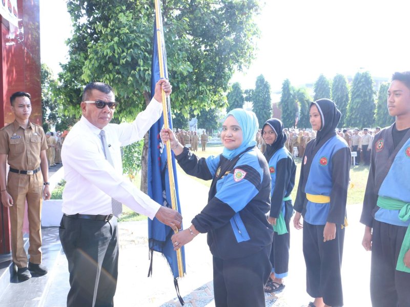  Bupati Bulukumba Andi Muchtar Ali Yusuf melepas kontingen perguruan Pencak Silat Jejak Agung yang mewakili Kabupaten Bulukumba pada Kejuaraan Nasional (Kejurnas) Pencak Silat Hasanuddin Championship 1 di Kota Makassar. @Jejakfakta/dok. Humas Pemkab Bulukumba
