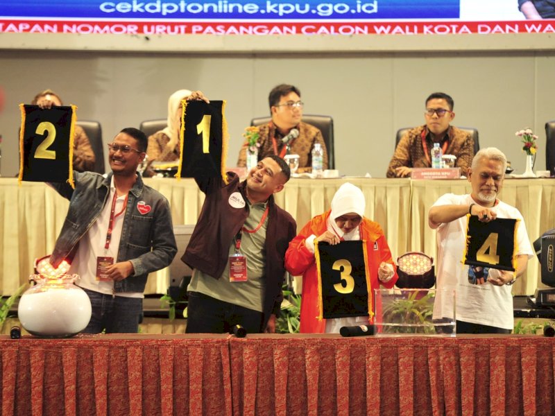 KPU Kota Makassar menggelar rapat pleno terbuka pengundian dan penetapan nomor urut pasangan calon (Paslon) di Hotel Claro Makassar, Senin (23/08/2024). @Reza Arifuddin