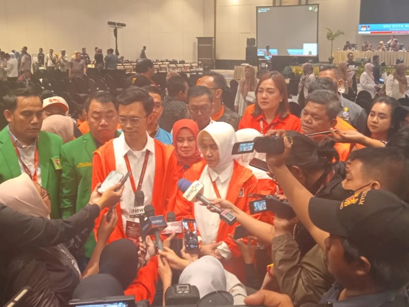 Pasangan calon Wali Kota dan Wakil Wali Kota Makassar, Indira Yusuf Ismail dan Ilham Ari Fauzi, saat memberikan keterangan kepada wartawan usai penetapan nomor urut di  Ballroom Phinisi Hotel Claro, Senin (23/09/2024). @Jejakfakta/dok. Istimewa