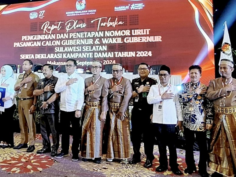 Kepala Kanwil Kementerian Agama Provinsi Sulawesi Selatan, H. Muh. Tonang turut menyaksikan penandatangan ikrar Pilkada Damai alon gubernur (cagub) dan calon wakil gubernur (cawagub) Sulsel di Hotel Claro Makassar, Senin (23/9/2024). @Jejakfakta/dok. Humas Kemenag