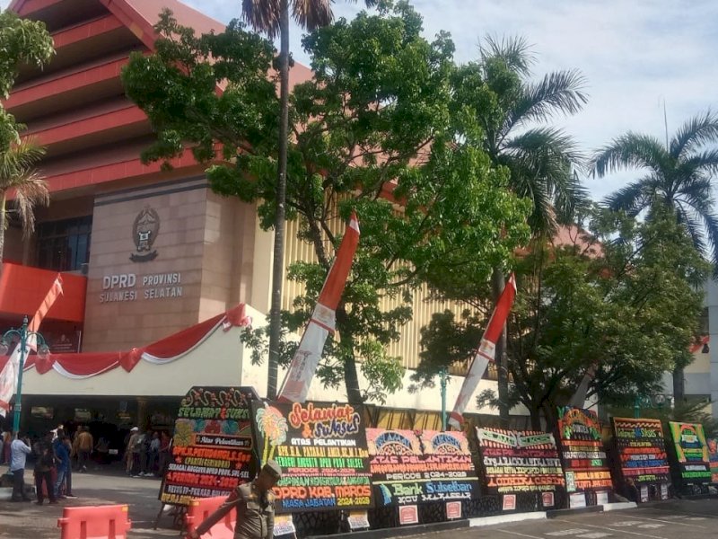 Halaman kantor Dewan Perwakilan Rakyat Provinsi Sulawesi Selatan (DPRD Sulsel) dipenuhi karangan Bunga ucapan selamat pelantikan, Selasa (24/9/2024). @Jejakfakta/Samsir