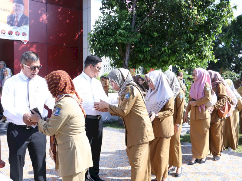 Bupati Andi Utta dan Wabup Edy Manaf melakukan salam pamit kepada para ASN lingkup Pemda Bulukumba usai apel gabungan gabungan di halaman Kantor Bupati Bulukumba, Selasa (24/9/2024). @Jejakfakta/dok. Pemkab Bulukumba