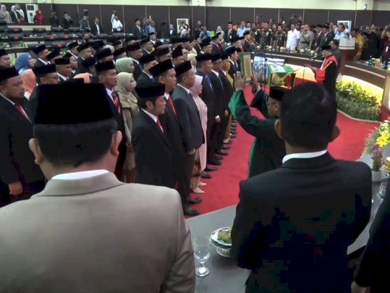84 anggota terpilih DPRD Provinsi Sulawesi Selatan (Sulsel) resmi dilantik di gedung DPRD Sulsel, Jalan Urip Sumoharjo, Makassar, Selasa (29/9/2024). @Jejakfakta/Samsir