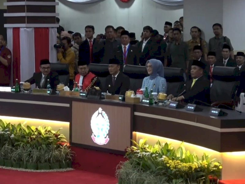 Legislator dari Fraksi NasDem Andi Rachmatika Dewi, terpilih sebagai pimpinan sementara DPRD Sulsel bersama wakil ketua Rahman Pina dari Partai Golkar,  dalam rapat paripurna pengucapan sumpah dan janji jabatan di gedung DPRD Sulsel, Jalan Urip Sumoharjo, Makassar, Selasa (29/9/2024). @Jejakfakta/Samsir