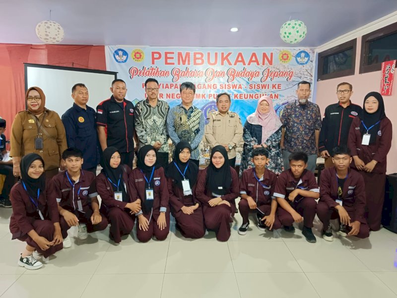 10 siswa SMKN 5 Pinrang mengikuti pembukaan Pelatihan Bahasa dan Budaya Jepang kerjasama SMK Pusat Keunggulan (PK) 2024, di Makassar, Selasa (24/9/2024). @Jejakfakta/Istimewa
