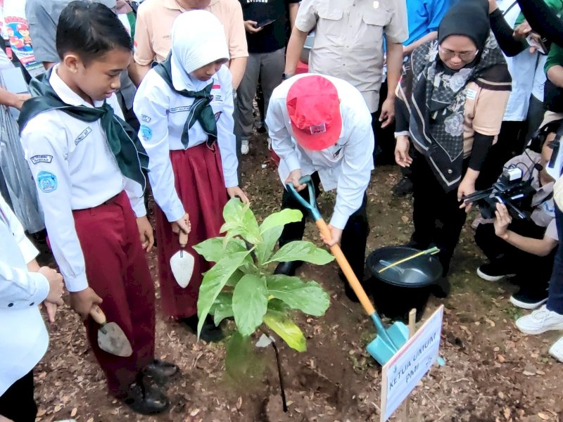 Ketua PMI Jusuf Kalla melakukan penanaman pohon  usai pembukaan latihan Gabungan dan Bhakti TSR PMI Siaga Berbasis Masyarakat (SIBAT) Tingkat Nasional ke 3 Tahun 2024 di Hutan Kota Kabupaten Kebumen, Jawa Tengah, Selasa (24/09/2024). @Jejakfakta/dok. Media JK