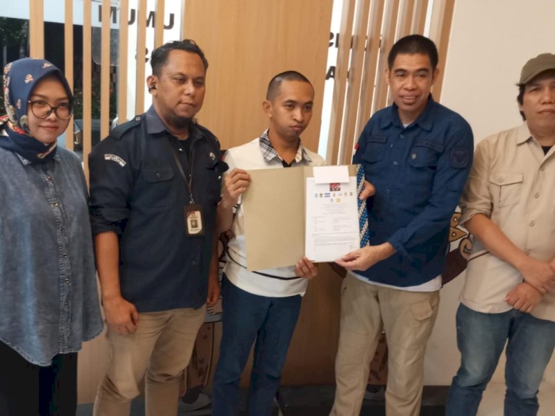 Anggota Bawaslu Kabupaten Maros, Gazali Hadis&nbsp;melakukan pengawasan dana kampanye Pilkada Maros saat pengawasan dana kampanye di Kantor KPU Maros, Selasa (24/9/2024) malam.&nbsp;@Jejakfakta/dok. HUMAS Bawaslu Maros