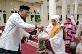 Gelar Sedekah Subuh, Pengurus Masjid di Makassar Siapkan 90 Karung Beras Bagi Warga Kurang Mampu