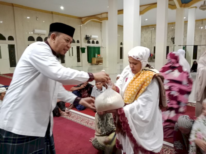 Pengurus Masjid Darul Istiqamah di Jalan Manuruki Raya, BTN Tabaratia, Kelurahan Manuruki Kota Makassar membagikan beras kepada warga kurang mampu, bagian dari program sedekah subuh,  Selasa (24/9/2024). @Jejakfakta/Istimewa