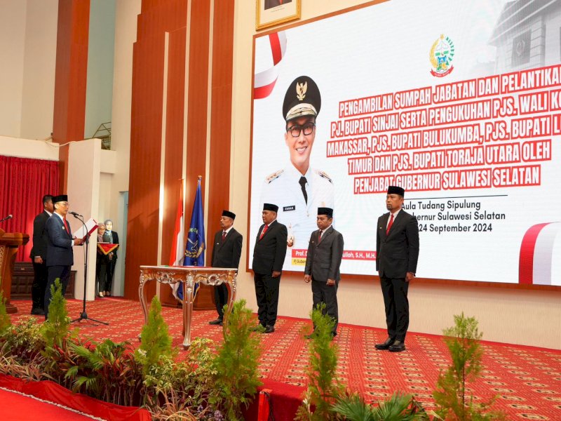 Penjabat Gubernur Sulsel, Zudan Arif Fakrulloh, melantik empat Pjs kepala daerah, masing-masing Pjs Wali Kota Makassar Andi Arwin Aziz, Pjs Bupati Bulukumba Muhammad Rasyid, Pjs Bupati Luwu Timur Jayadi Nas, dan Pjs Bupati Toraja Utara Amson Padolo di di Aula Tudang Sipulung Rumah Jabatan Gubernur Sulsel, Selasa (24/9/2024). @Jejakfakta/dok. Pemprov Sulsel