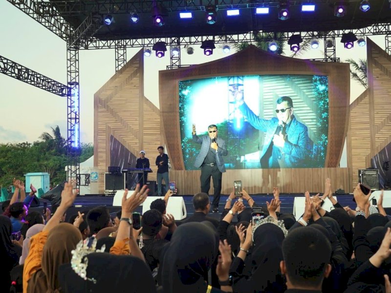 Bupati Bulukumba, Andi Muchtar Ali Yusuf, saat menghadiri pembukaan Phinisea Music Fest di Pantai Merpati, Selasa (25/9/2024). @Jejakfakta/Humas Pemkab Bulukumba