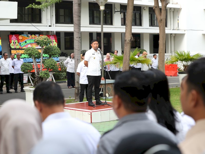Penjabat Sementara (Pjs) Wali Kota Makassar, Andi Arwin Azis memulai hari pertamanya bertugas dengan memimpin apel pagi di halaman Balai Kota Makassar pada Rabu (25/9/2024). @Jejakfakta/dok. Humas Pemkot Makassar