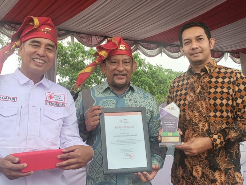 Pemerintah Kota Makassar kembali mendapat penghargaan. Penghargaan kali ini, dari Palang Merah Indonesia (PMI) Pusat atas kontribusinya dalam membina ketangguhan masyarakat. @Jejakfakta/dok. Humas Pemkot Makassar