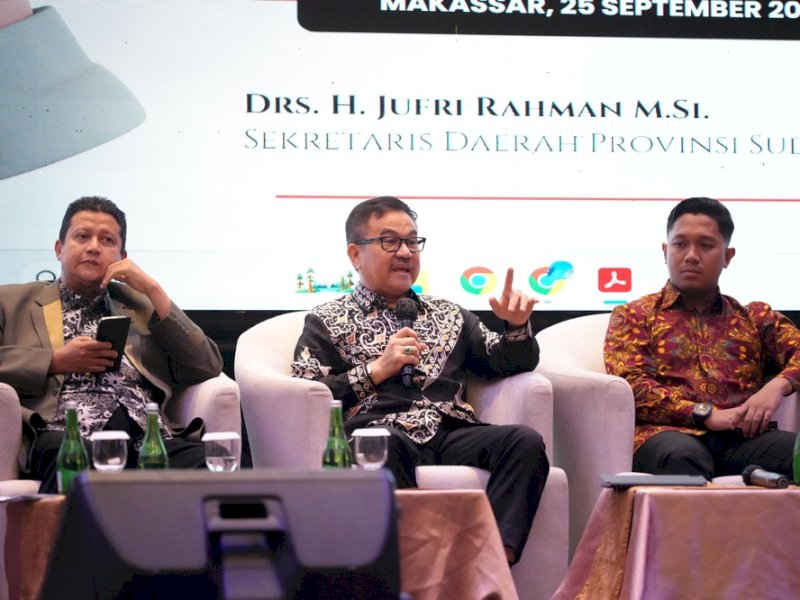 Sekretaris Daerah (Sekda) Provinsi Sulsel, Jufri Rahman, saat menjadi pembicara dalam diskusi yang menjadi rangkaian Deklarasi Netralitas Kepala Desa pada Pilkada Serentak, yang dilaksanakan Bawaslu Sulsel, di Hotel Four Point by Sheraton Makassar, Rabu (25/9/2024). @Jejakfakta/dok. Humas Pemprov Sulsel