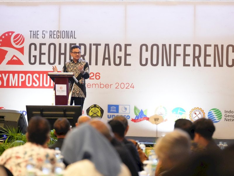 Sekretaris Daerah Provinsi Sulsel memberikan sambutan saat menghadiri Peringatan 5 Tahun Regional Geoheritage Conference 2024, yang dilaksanakan di Hotel Claro, Rabu (25/9/2024). @Jejakfakta/Humas Pemprov Sulsel