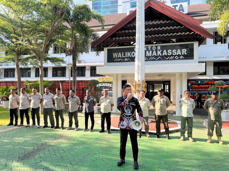 Pjs. Wali Kota Makassar, Andi Arwin Azis saat memimpin apel pagi bersama jajaran Satuan Polisi Pamong Praja (Satpol PP) Kota Makassar di Lapangan Upacara Balai Kota pada Kamis (26/9/2024). @Jejakfakta/Humas Pemkot Makassar