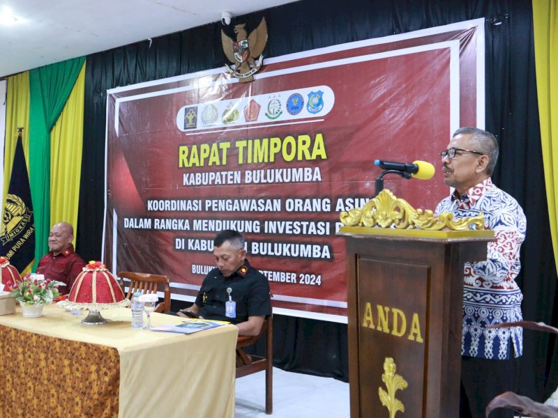 Penjabat Sementara (PJs) Bupati Bulukumba Muhammad Rasyid menghadiri sekaligus membuka kegiatan Rapat Tim Pengawasan Orang Asing (Timpora) di kawasan Tanjung Bira, Kamis (26/9/2024). @Jejakfakta/dok. Humas Pemkab Bulukumba