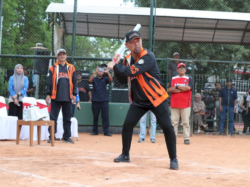 Pjs Wali Kota Makassar, Andi Arwin Azis membuka resmi acara Kejuaraan Softball Makassar Walikota Cup di Lapangan Karebosi pada Kamis, (26/9/2024). @Jejakfakta/dok. Humas Pemkot Makassar