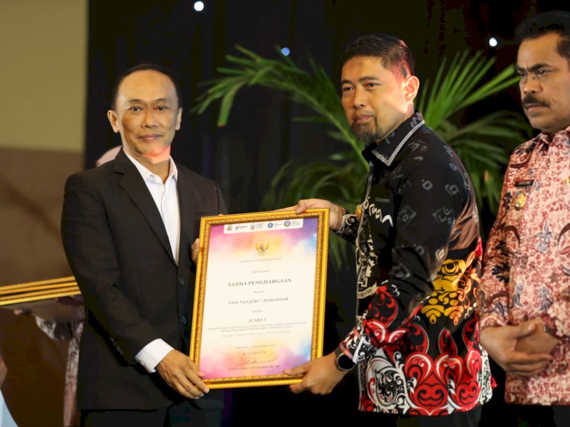  Pjs Wali Kota Makassar, Andi Arwin Azis, menerima penghargaan atas pelaksanaan Gerakan Toilet Bersih, Sehat, Aman, dan Nyaman (Getol Bertamasya) dari Pemprov Sulsel di Hotel Claro, Makassar, Kamis (26/9/2024). @Jejakfakta/dok. Humas Pemkot Makassar