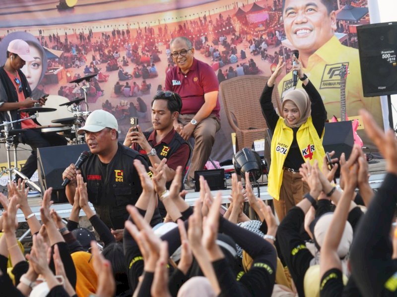 Rahman Pina, Anggota DPRD Sulsel dari Partai Golkar, dan Eshin Usami Nur Rahman, Anggota DPRD Makassar, bersama tim pasangan calon Wali Kota dan Wakil Wali Kota Makassar 2024, Munafri Arifuddin dan Aliyah Mustika Ilham (Mulia), di Pantai Bosowa, kota Makassar, Jumat (27/9/2024). @Jejakfakta/dok. Istimewa 
