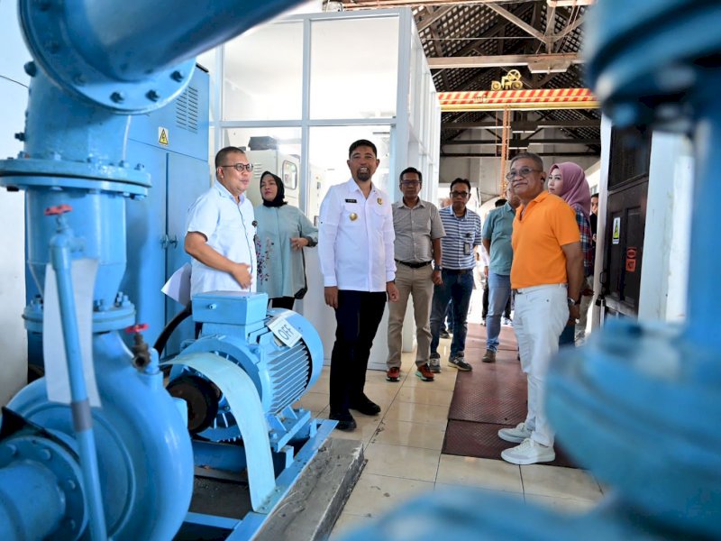 Pjs Wali Kota Makassar Andi Arwin Azis melihat langsung pompa air peninggalan kolonial Belanda yang masih berfungsi di Kantor Pusat PDAM Kota Makassar, Jl Sam Ratulangi, Makassar, Jumat (27/9/2024).