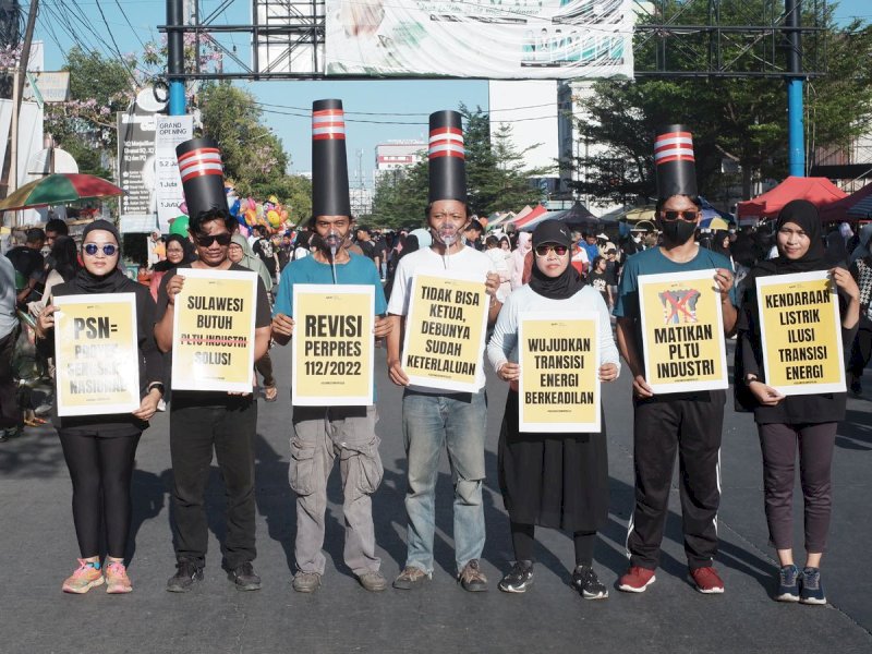 Aktivis Walhi Sulsel bersama GYM Sulsel melakukan aksi kampanye tanpa kekerasan dengan isu "Matikan PLTU Industri, Wujudkan Transisi Energi Berkeadilan" di di Car Free Day Boulevard, Kota Makassar, Minggu (29/9/2024). @Jejakfakta/dok. Istimewa