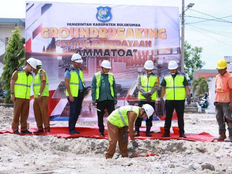 Penjabat Sementara (PJs) Bupati Bulukumba, Muhammad Rasyid melakukan ground breaking atau peletakan batu pertama pekerjaan gedung Ammatoa, Senin (30/9/2024). @Jejakfakta/Humas Pemkab Bulukumba
