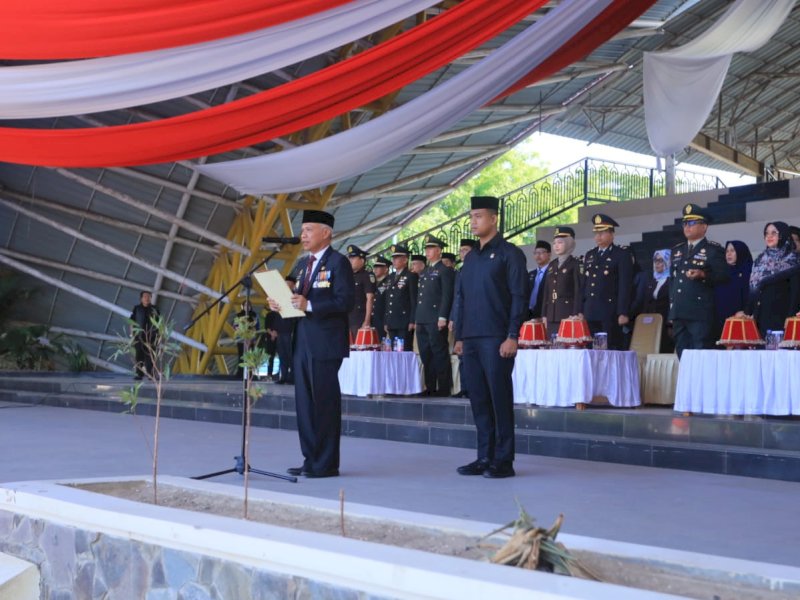 Pjs Bupati Pangkep H. Syahban Samanna sebagai Inspektur Upacara Peringatan Hari Kesaktian Pancasila tingkat Kabupaten Pangkep dipusatkan di alun alun Citra Mas, Senin (1/10/2024). @Jejakfakta/dok. Humas Pemkab Pangkep

 Selasa (1/10/2024).