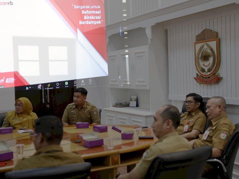 Pj Sekretaris Daerah Kota Makassar, Firman Pagarra, menghadiri rapat persiapan Implementasi Portal Administrasi Pemerintahan (PAP) yang diadakan oleh Kementerian PANRB RI secara virtual pada Senin (30/9/2024). @Jejakfakta/dok. Humas Pemkot Makassar