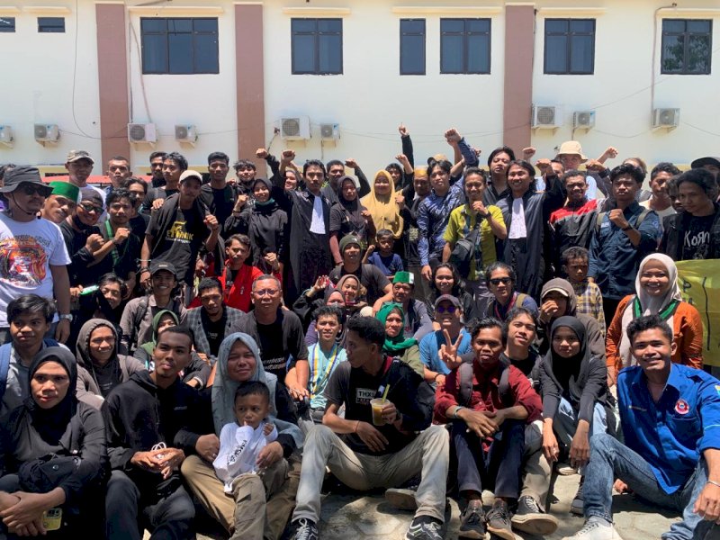 Hasilin (31 tahun) dan Andi Firmansyah (42 tahun) divonis tidak bersalah oleh Pengadilan Negeri Andoolo, Konawe Selatan, foto bersama warga, mahasiswa dan kuasa hukum yang tergabung dalam Tim Advokasi Rakyat Torobuku, Selasa (1/10/2024). @Jejakfakta/dok. LBH Makassar 