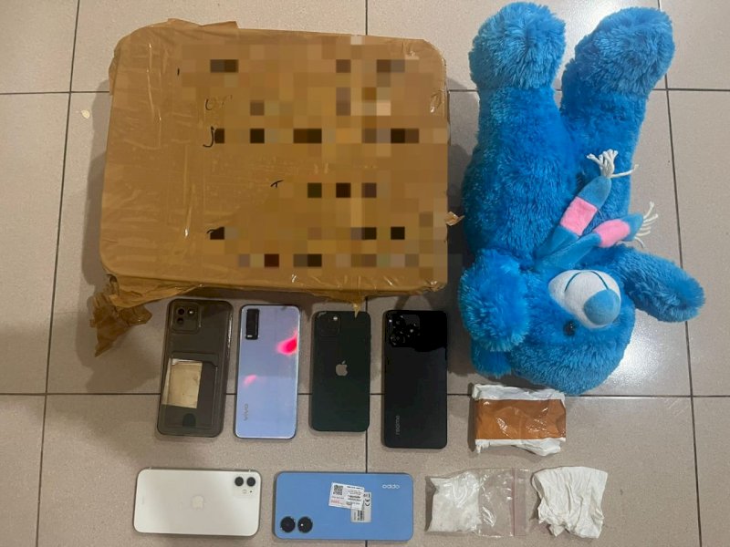 Paket boneka yang berisi narkotika jenis sabu diamannan polisi dari di Bandara Internasional Sultan Hasanuddin pada 21 September 2024 lalu. @Jejakfakta/dok. Ditresnarkoba Polda Sulsel