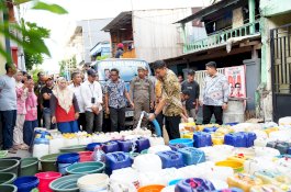 Pjs Wali Kota Makassar Andi Arwin Kembali Alirkan Bantuan Air Bersih ke Masyarakat Tallo
