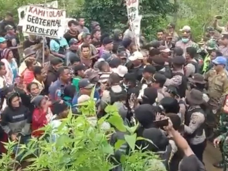 Warga Poco Leok menghadapi intimidasi aparat saat melakukan aksi penolakan proyek Geotermal, Rabu (2/10/2024). @Jejakfakta/Ist.