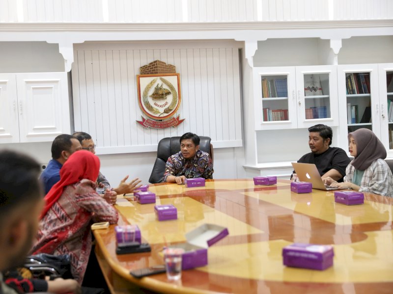 Pj Sekretaris Daerah Kota Makassar, Firman Hamid Pagarra  menerima audiensi dari komunitas Vespa Lingu dalam rangka persiapan event Vini Vidi Vespa, berlangsung di ruang rapat Sekda Balaikota, Kamis, (3/10/2024). @Jejakfakta/dok. Humas Pemkot Makassar