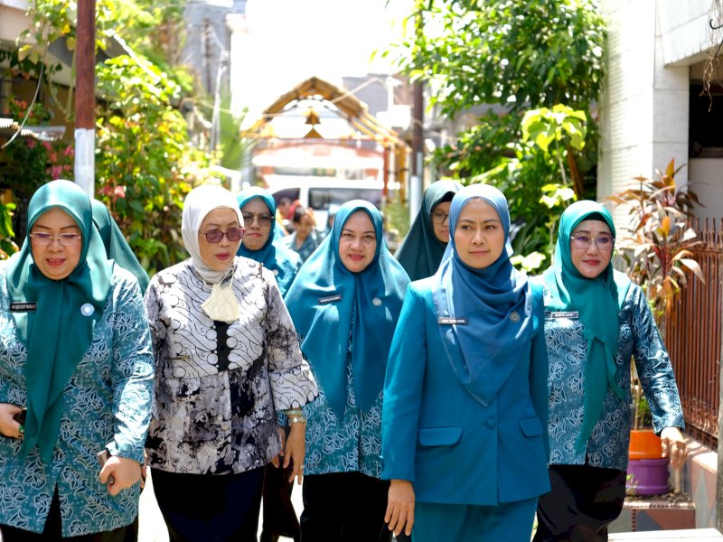 Pjs Ketua TP PKK Kota Makassar, Andi Tenri Anna, bersama pengurus TP PKK Kota Makassar, menghadiri monitoring dan pembinaan posyandu terintegrasi  di Posyandu Dahlia 09, Kelurahan Mapala Kecamatan Rappocini, Rabu (02/10/2024). @Jejakfakta/dok. Humas Pemkot Makassar