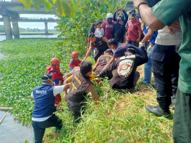 Tim Inafis Polres Gowa bersama Biddokes Polda Sulsel mengevakuasi mayat pria dan di bawah ke Rumah Sakit Bhayangkara Makassar untuk dilakukan otopsi, Rabu (2/10/2024). @Jejakfakta/dok. Humas Polres Gowa