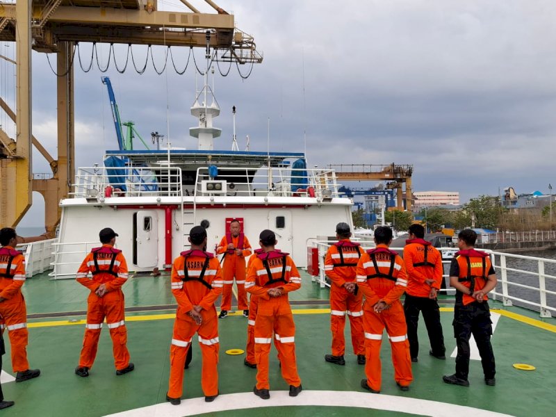 Tim rescue Basarnas diberangkatkan menuju lokasi kejadian menggunakan Kapal Negara (KN) 104 Kamajaya, dengan membawa peralatan evakuasi lengkap. @Jejakfakta/dok. Basarnas Makassar
