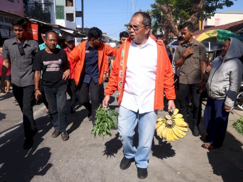 Calon Gubernur Sulawesi Selatan (Sulsel) nomor urut 1, Moh. Ramdhan Pomanto memborong sayur mayur dan pisang saat blusukan ke Pasar Sentral Pangkep di Kabupaten Pangkep), Jumat (04/10/2024) pagi.  @Jejakfakta/dok. Istimewa