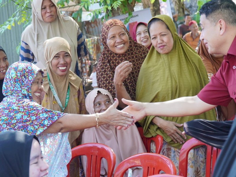 Calon Wali Kota Makassar, nomor 01 Munafri Arifuddin disambut baik warga saat kampanye perdana di wilayah pesisir atau Kepulauan Kota Makassar, Jumat (4/10/2024). @Jejakfakta/dok. Istimewa