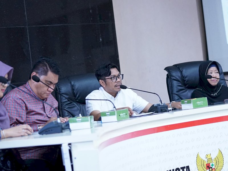 PJ Sekretaris Daerah Kota Makassar, Firman Hamid Pagarra, saat membuka kegiatan Focus Group Discussion (FGD) terkait implementasi Peraturan Daerah (Perda) KTR tingkat Kecamatan, di Balaikota Makassar, Jumat 
(4/10/2024). @Jejakfakta/Humas Pemkot Makassar